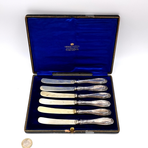 52 - A very pretty cutlery canteen consisting of six knives featuring sterling silver handles and silver ... 