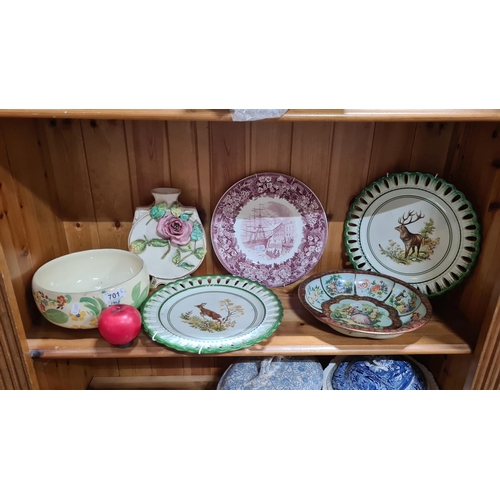 701 - Six pieces of vintage ceramics including a commemorative Boston Tea Party plate by Wedgwood as well ... 