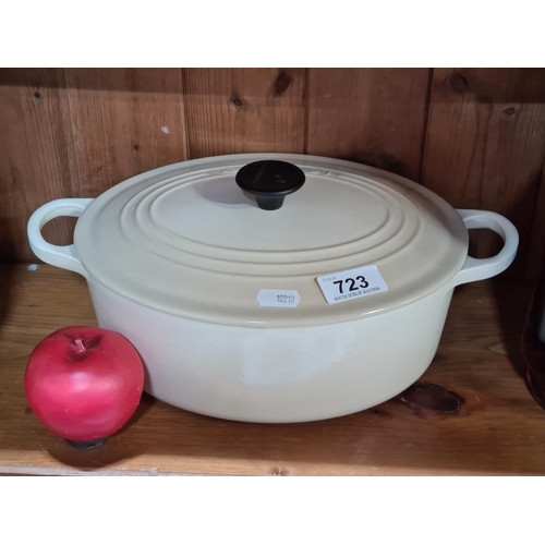 723 - A high quality cast iron Le Creuset lidded casserole dish.