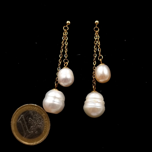 508 - Star Long : A beautiful pair of 18 carat gold Baroque shaped Akoya pearl drop earrings. Drop - 6.5 c... 