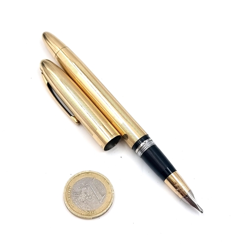 527 - A fabulous example of a Sheaffers fountain pen with 14 carat gold nib. Stamped 