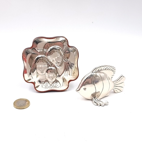 569 - A sterling silver paper weight in the form of a fish (Marks rubbed) Weight - 61.16 grams. Together w... 