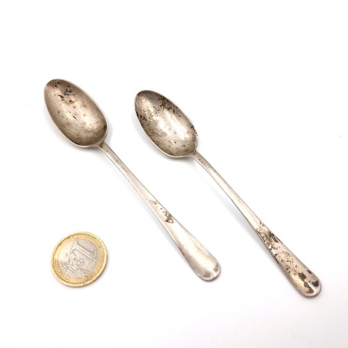 622 - A pair of antique sterling silver teaspoons. Hallmarks for Sheffield dating to 1912.