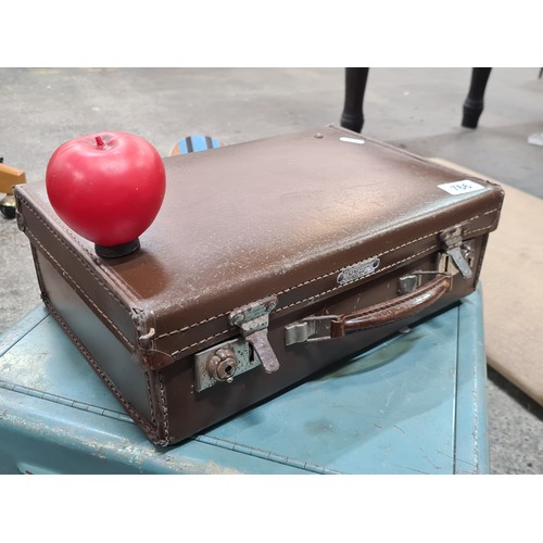 766 - A sweet vintage 'Dreadnought' travel luggage case.