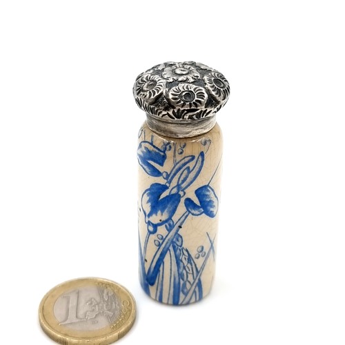 633 - A beautiful antique 19th century porcelain scent bottle with an embossed sterling silver top, decora... 