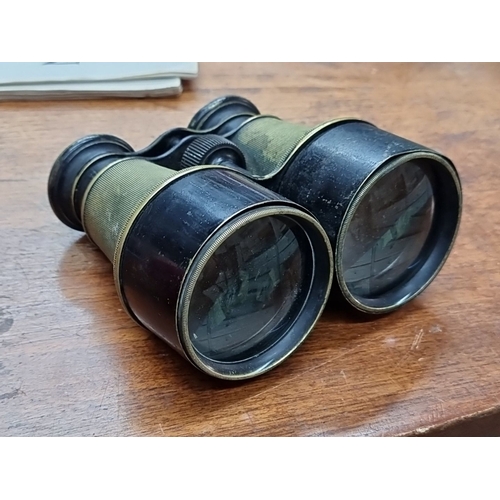 815 - Antique brass and black binoculars with adjustable focus mechanism. From the early 20th century, fea... 