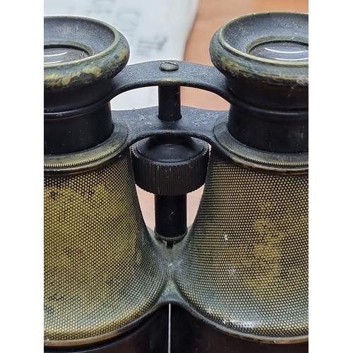 815 - Antique brass and black binoculars with adjustable focus mechanism. From the early 20th century, fea... 