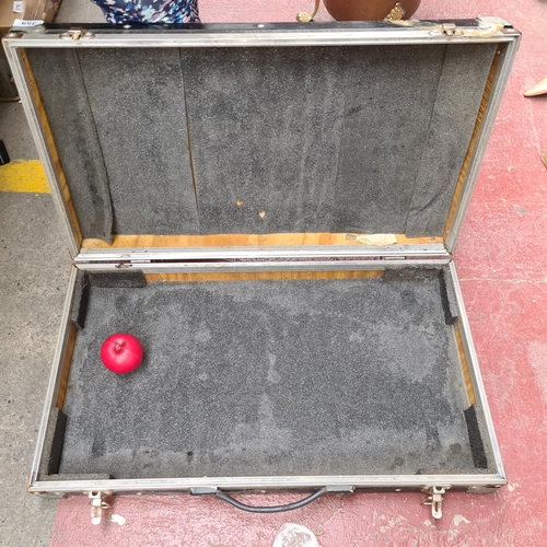 1375 - A large vintage music equipment / carry hard case.
Previous in auction on 29/08/24 with Lot no.359