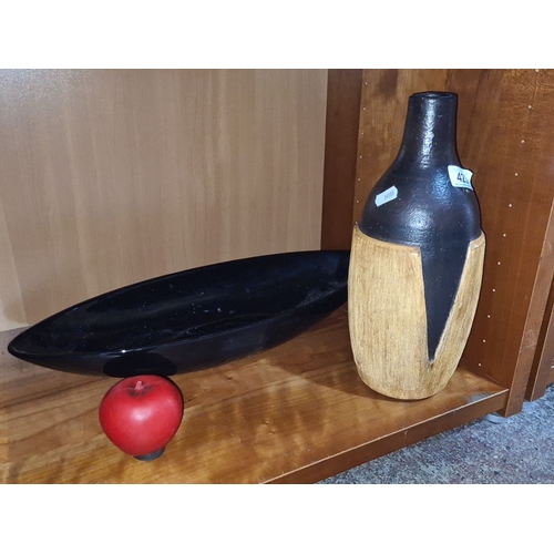 1380 - A handmade Parlane vase and black bowl-shaped decor item.
Previous in auction on 29/08/24 with Lot n... 