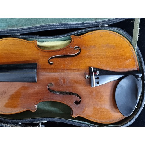 232 - A beautiful Skylark viola, lovely example house in a hard shell travel case.