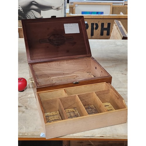 134 - Star lot : A nice example of a cigar humidor reading Havanas 