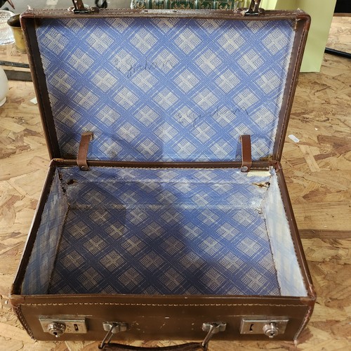 766 - A sweet vintage 'Dreadnought' travel luggage case.