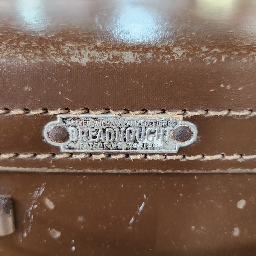 766 - A sweet vintage 'Dreadnought' travel luggage case.