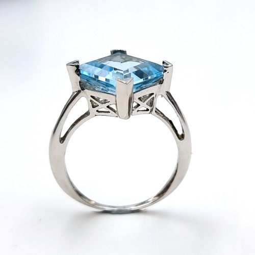 44 - Star Lot : A very pretty large blue topaz gemstone ring set in 14 carat white gold stamped 585. Ring... 