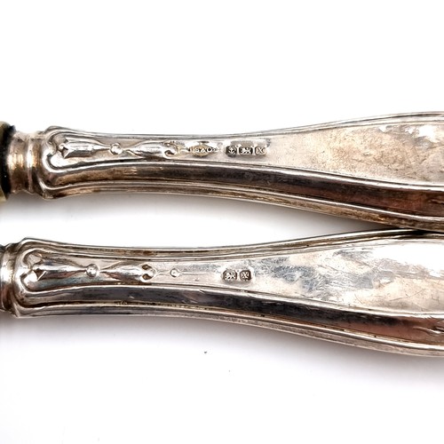 52 - A very pretty cutlery canteen consisting of six knives featuring sterling silver handles and silver ... 