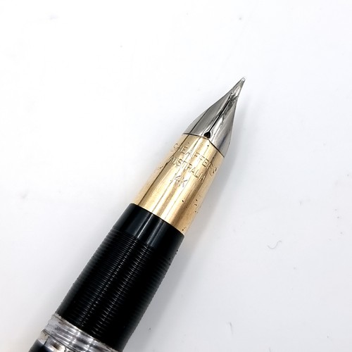 527 - A fabulous example of a Sheaffers fountain pen with 14 carat gold nib. Stamped 