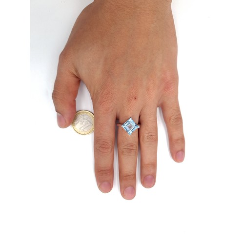 44 - Star Lot : A very pretty large blue topaz gemstone ring set in 14 carat white gold stamped 585. Ring... 