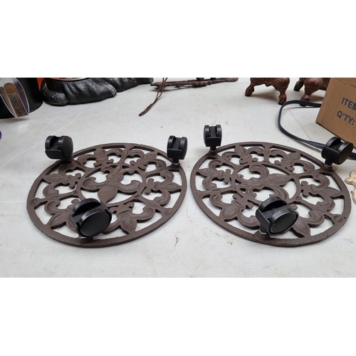 401 - Pair of cast iron trivets featuring a classical fleur-de-lis design.