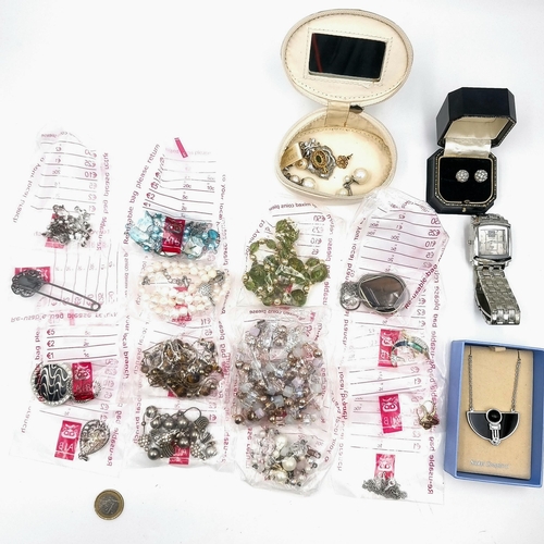 17 - A large collection of jewellery unchecked.