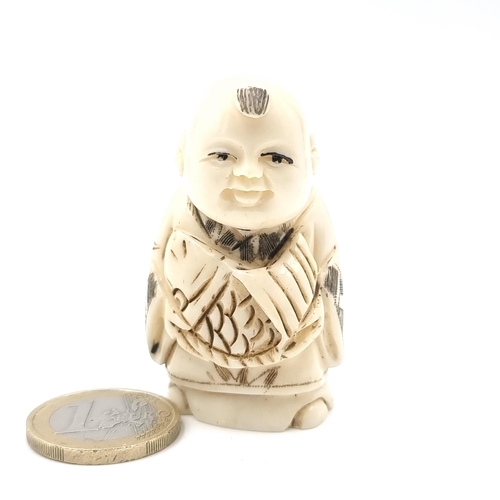 31 - An antique  nicely carved bone example of a Japanese gentleman with marks to base. Dimensions: 5 x 3... 