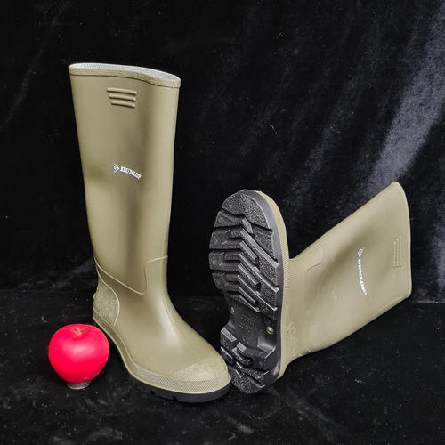 245 - A pair of brand new Dunlop wellingtons. Size 6 EU 39.