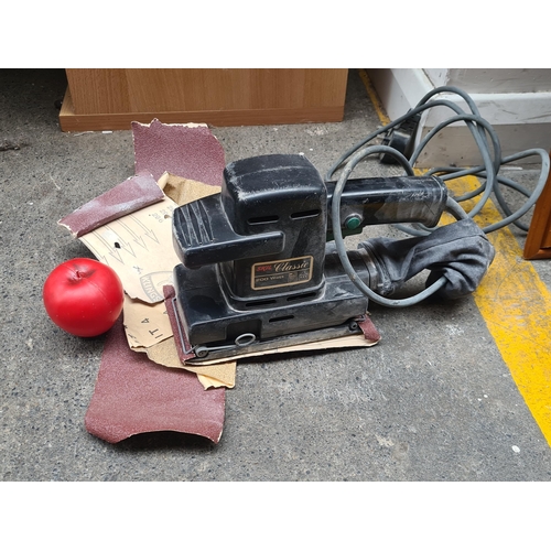 291 - A SKIL Classic 200 Watt electric sander. Similar sander retail for €65 on tooldepotireland.ie