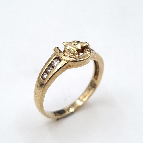 580 - Star Lot : A pretty equestrian ring with mounted head and horseshoe set in nine carat gold. Size - O... 