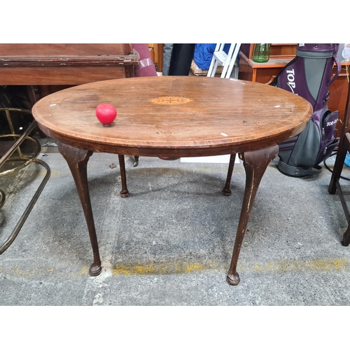 639 - A fine example of an early 20th century dining table. Features marquetery detail to top surface.  Fr... 