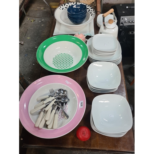 679 - A good table lot with a  large selection of 39 ceramic side plates, bowls, large plates, salad bowls... 