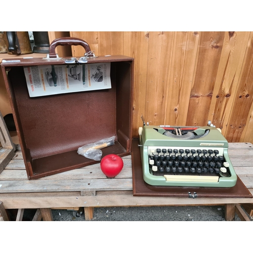 686 - A fantastic vintage Imperial Good Companion typewriter housed in its original hard shell travel case... 