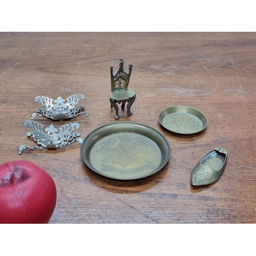 746 - A selection of vintage miniature items including a napkin holder.