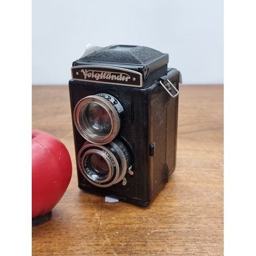 757 - A rare Voigtlander Brilliant camera with Bakelite body, focusing, compur rapid shutter and heliar le... 