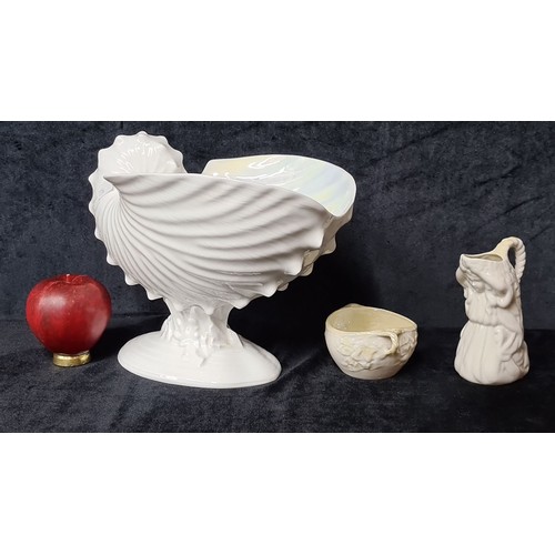 842 - A superb large Wedgwood Bone China conch shell bowl from the Nautilus Lustre collection. Great cente... 