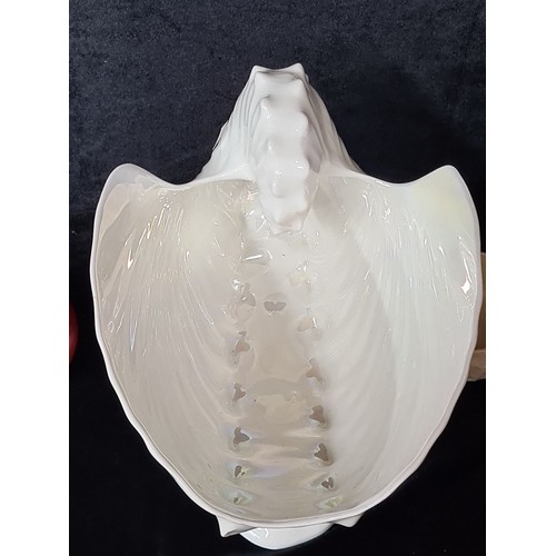 842 - A superb large Wedgwood Bone China conch shell bowl from the Nautilus Lustre collection. Great cente... 