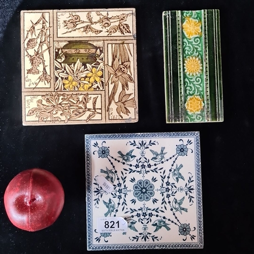 821 - Mixed lot of four tiles: one with floral botanical prints, one green tile with yellow flower motifs,... 