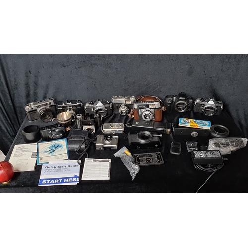 844 - Mixed lot of vintage and modern cameras, including models by Minolta, Pentax, Yashica, Zeiss Ikon, a... 