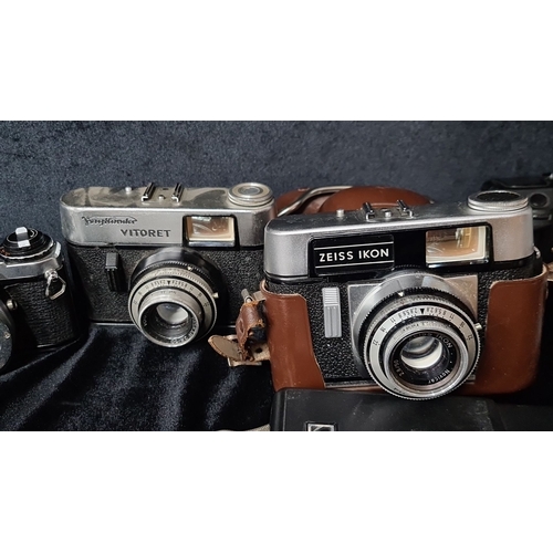 844 - Mixed lot of vintage and modern cameras, including models by Minolta, Pentax, Yashica, Zeiss Ikon, a... 