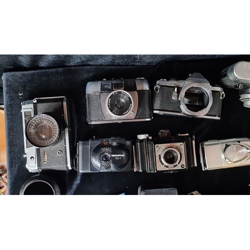 844 - Mixed lot of vintage and modern cameras, including models by Minolta, Pentax, Yashica, Zeiss Ikon, a... 