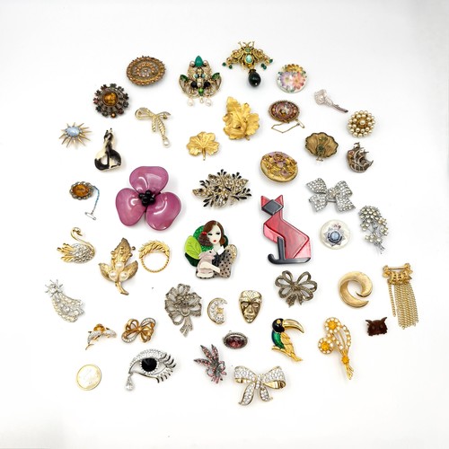 990 - A box containing an assortment of vintage brooches, some lovely examples.