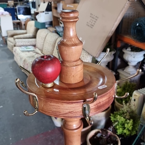 909 - Cherry wood coat stand with brass hooks, featuring a central turned column and round base for stabil... 