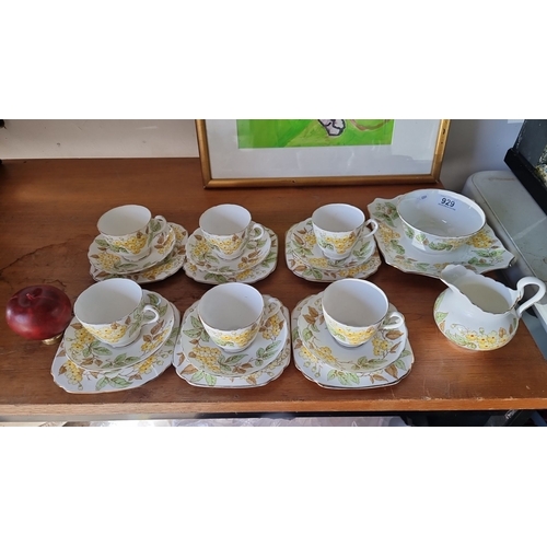 929 - Set of Tuscan China tea service with floral design, comprising 6 teacups, 6 saucers, 6 small plates,... 