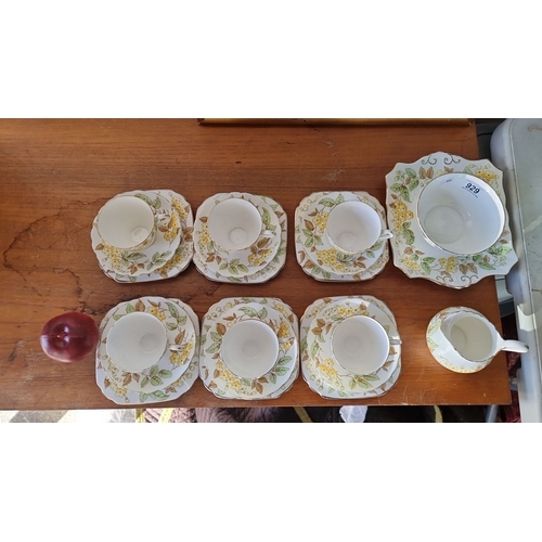 929 - Set of Tuscan China tea service with floral design, comprising 6 teacups, 6 saucers, 6 small plates,... 