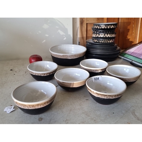 934 - Set of stephen pearse rustic pottery items in  graduated sizes, with a decorative brown and tan glaz... 