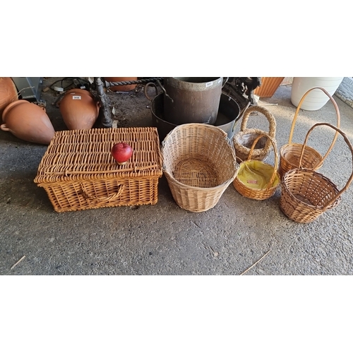 935 - Set of six woven wicker baskets, various shapes and sizes, including one lidded basket.