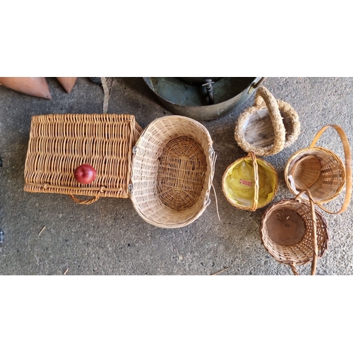 935 - Set of six woven wicker baskets, various shapes and sizes, including one lidded basket.