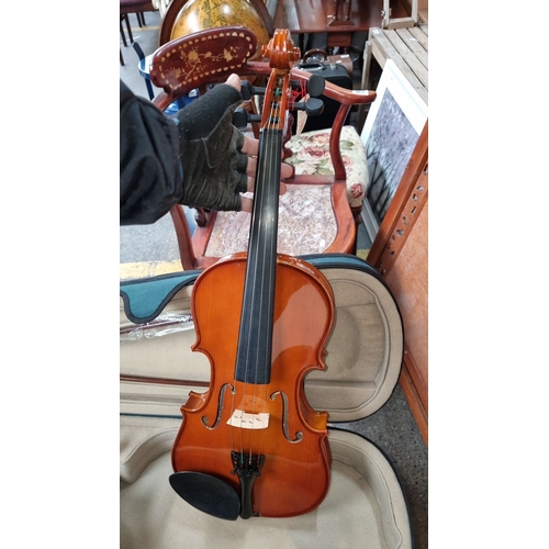 958 - Antoni violin, model ACV 30, with bow and hard case included.