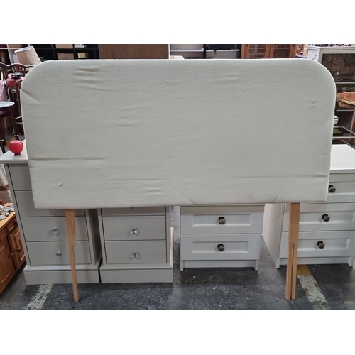 976 - Rectangular upholstered headboard in off-white fabric, supported by two wooden legs. 
MM: 150 x 73 c... 