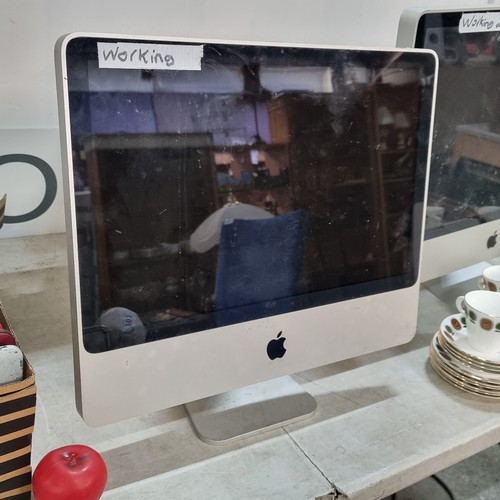 706 - A Mac computer with measurements: 52 cm says working order. Untested