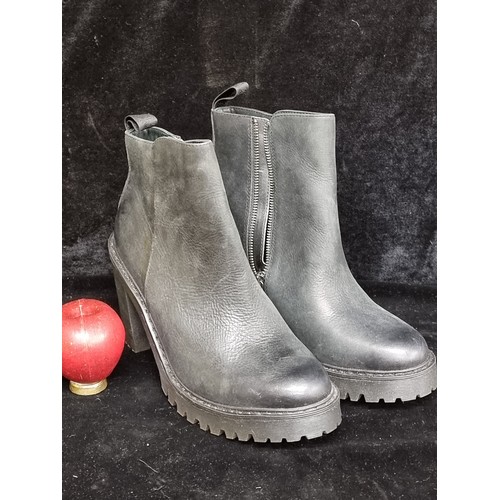 1027 - A stylish pair of ladies black leather Dr. Martens healed boots. Uk Ladies size 9
Previous in auctio... 