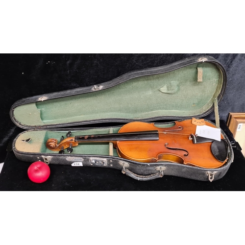 1029 - A beautiful Skylark viola, lovely example house in a hard shell travel case.
Previous in auction on ... 